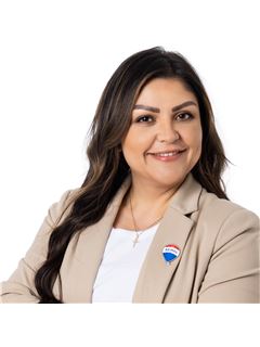 D'Nelia Zapata - RE/MAX Executives