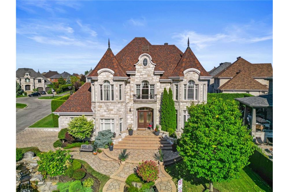 באזור מגורים - דו משפחתי - Sainte-Dorothée (Laval), קנדה - Canada - 1 - 1030087127-400