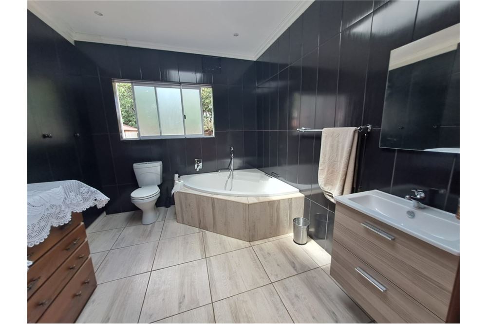 Residential - Hiša večstanovanjska - Brackenhurst, Gauteng - South Africa - 16 - 1031421032-350