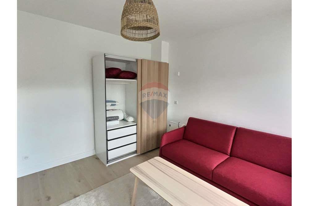 Studio - A louer - Luxembourg - Armoire ouverte gauche.jpeg - 280221031-190