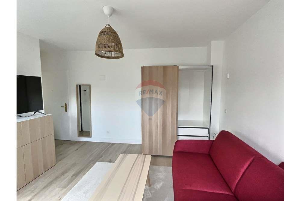 Studio - A louer - Luxembourg - Armoire ouverte droite.jpeg - 280221031-190