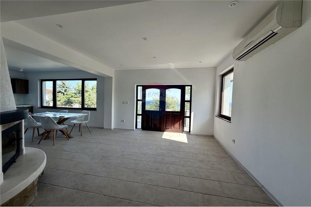 Вила - За продажба - гр. Балчик, Област Добрич, България - Просторна всекидневна и трапезария с кухненски бокс и камина с панорамна гледка към морето и изход към открита веранда/ етаж 1 - Всекидневна/Трапезария - 360321025-236