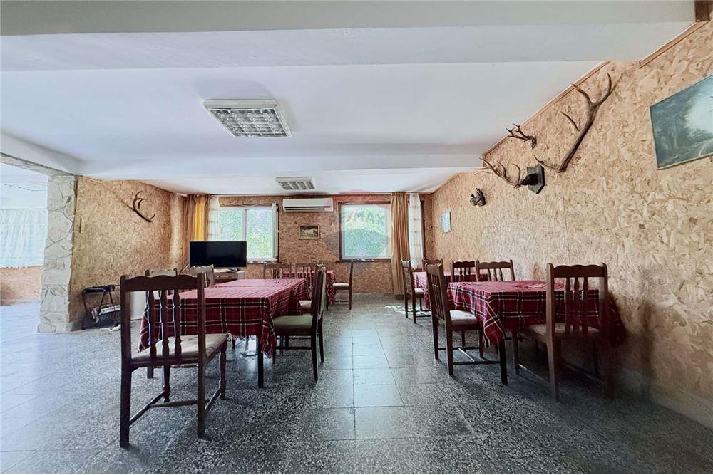 Имение - За продажба - с. Аспарухово, Област Варна, България - Просторна трапезария/ механа и всекидневна с камина на дърва/ етаж 1 - Всекидневна/Трапезария - 360321025-228