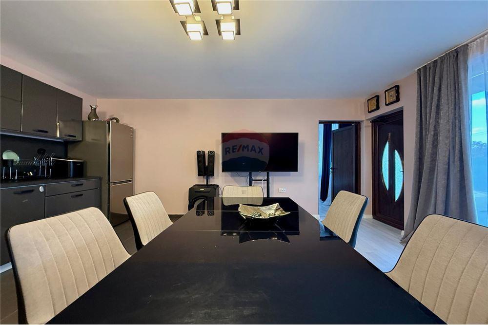 Градска къща - За продажба - гр. Балчик, Област Добрич, България - Просторна и модерно обзаведена и оборудвана всекидневна с  кухненски бокс и трапезария - Всекидневна/Трапезария - 360321025-245