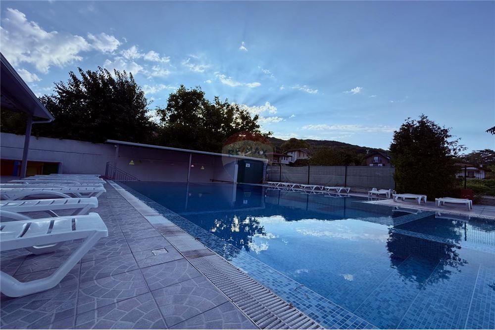 Апартамент - Под наем - гр. Балчик, Област Добрич, България - Аранжиран двор с басейн/ Общи части - Двор - 360321025-232