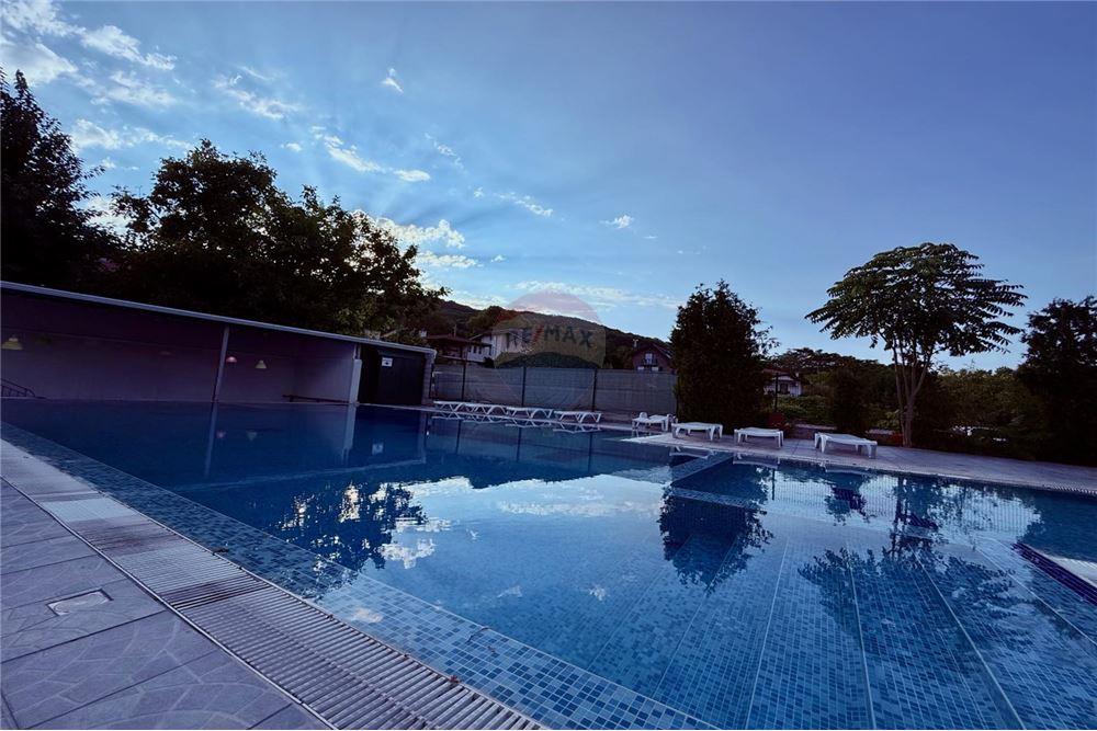 Апартамент - Под наем - гр. Балчик, Област Добрич, България - Аранжиран двор с басейн/ Общи части - Двор - 360321025-232