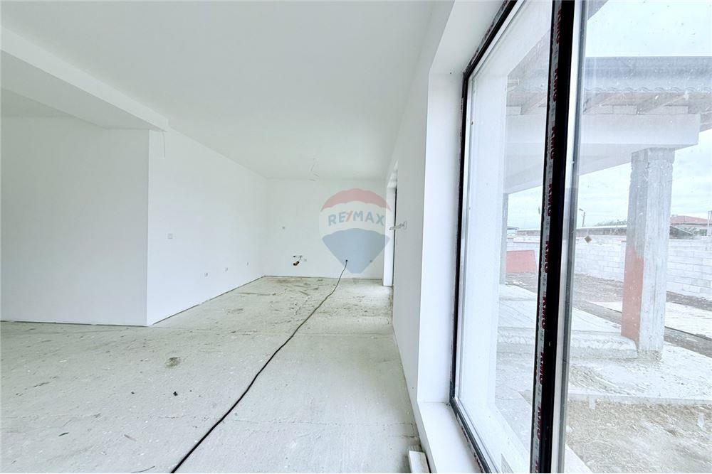 Селска къща - За продажба - с. Соколово, Област Добрич, България - Просторна и слънчева всекидневна със зонирани кухненски бокс и трапезария с изход към просторна открита веранда - Всекидневна/Трапезария - 360321025-241