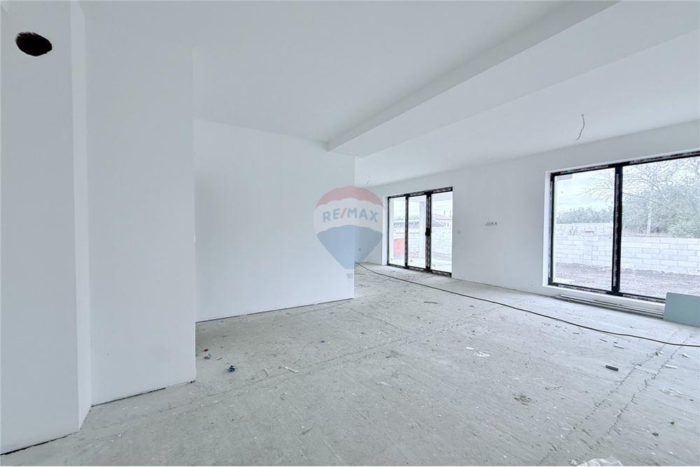 Селска къща - За продажба - с. Соколово, Област Добрич, България - Просторна и слънчева всекидневна със зонирани кухненски бокс и трапезария с изход към просторна открита веранда - Всекидневна/Трапезария - 360321025-241