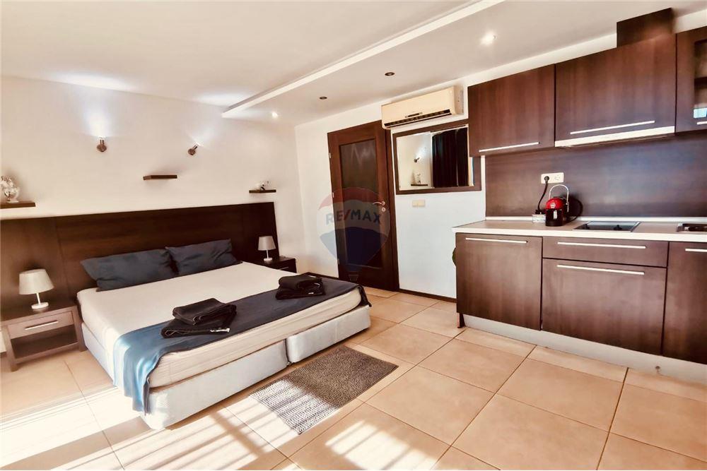 Апартамент - За продажба - гр. Балчик, Област Добрич, България - Просторна слънчева дневна с кухненски бокс и спална зона с изход на открита просторна тераса с частична гледка към морето - Всекидневна - 360321025-250