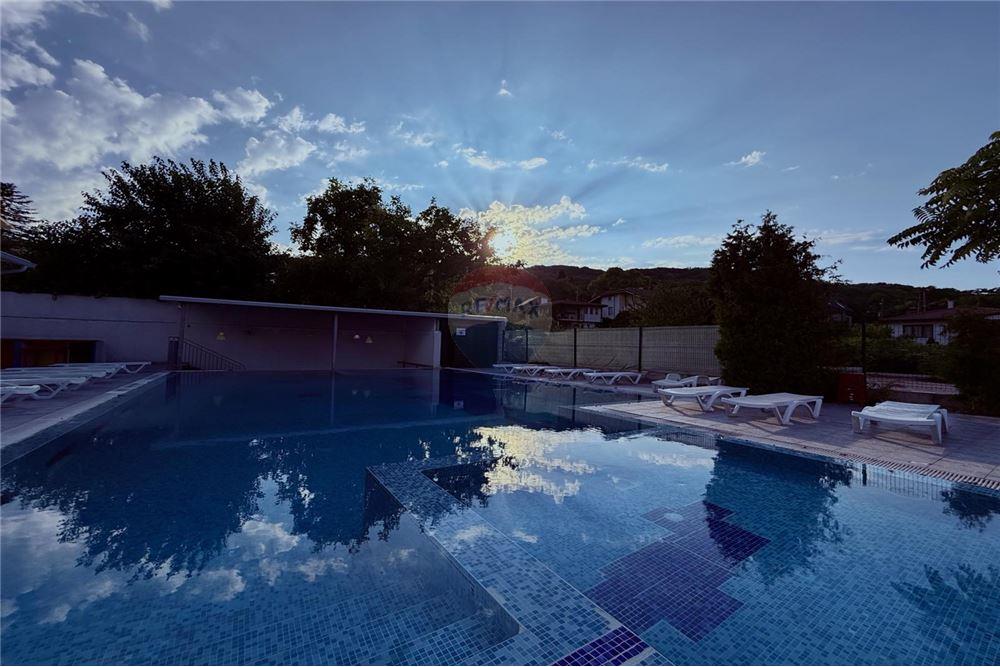 Апартамент - Под наем - гр. Балчик, Област Добрич, България - Аранжиран двор с басейн/ Общи части - Двор - 360321025-232