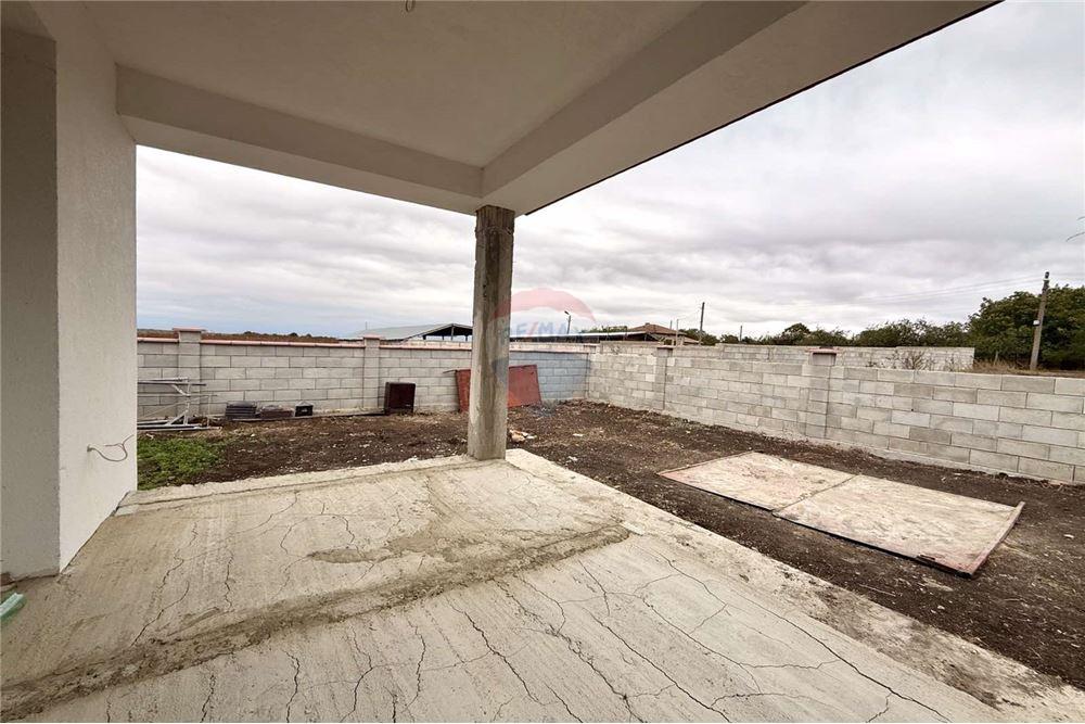 Селска къща - За продажба - с. Соколово, Област Добрич, България - Просторна открита веранда с достъп от дсекидневна - Тераса - 360321025-241