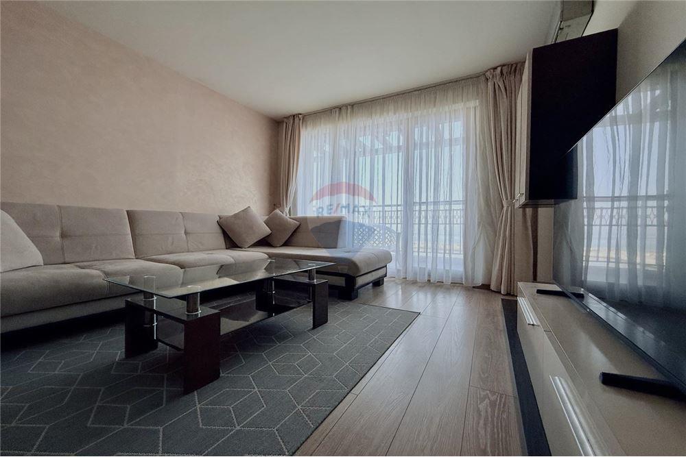 Апартамент - Под наем - к.к. Чайка, Област Варна, България - Просторна оборудвана всекидневна и трапезария с кухненски бокс и излаз към открита обща тераса с гледка към морето - Всекидневна/Трапезария - 360321025-242