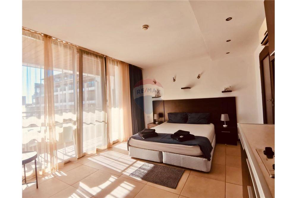 Апартамент - За продажба - гр. Балчик, Област Добрич, България - Просторна слънчева дневна с кухненски бокс и спална зона с изход на открита просторна тераса с частична гледка към морето - Всекидневна - 360321025-250