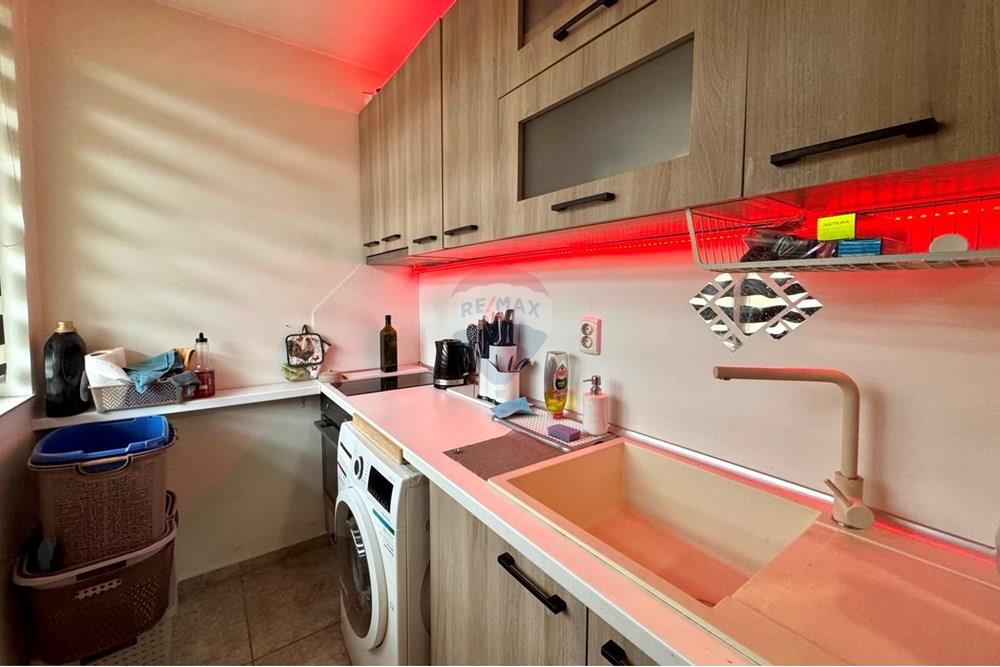 Апартамент - За продажба - гр. Русе, Област Русе, България - viber_изображение_2025-11-05_14-46-17-963.jpg - Кухня към всекидневната - 360451033-101