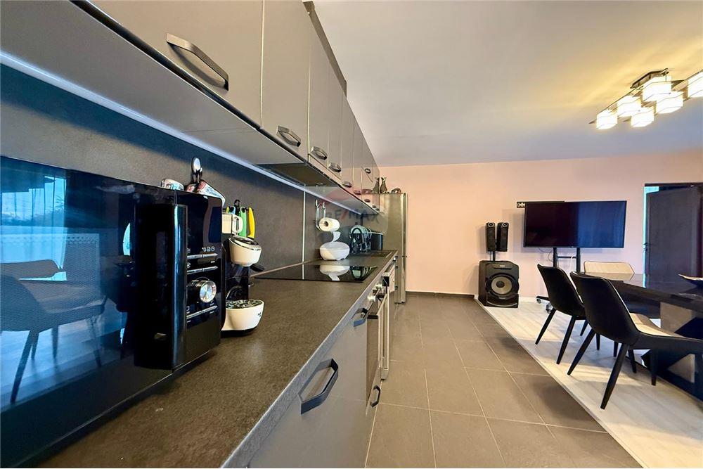 Градска къща - За продажба - гр. Балчик, Област Добрич, България - Просторна и модерно обзаведена и оборудвана всекидневна с  кухненски бокс и трапезария - Всекидневна/Трапезария - 360321025-245