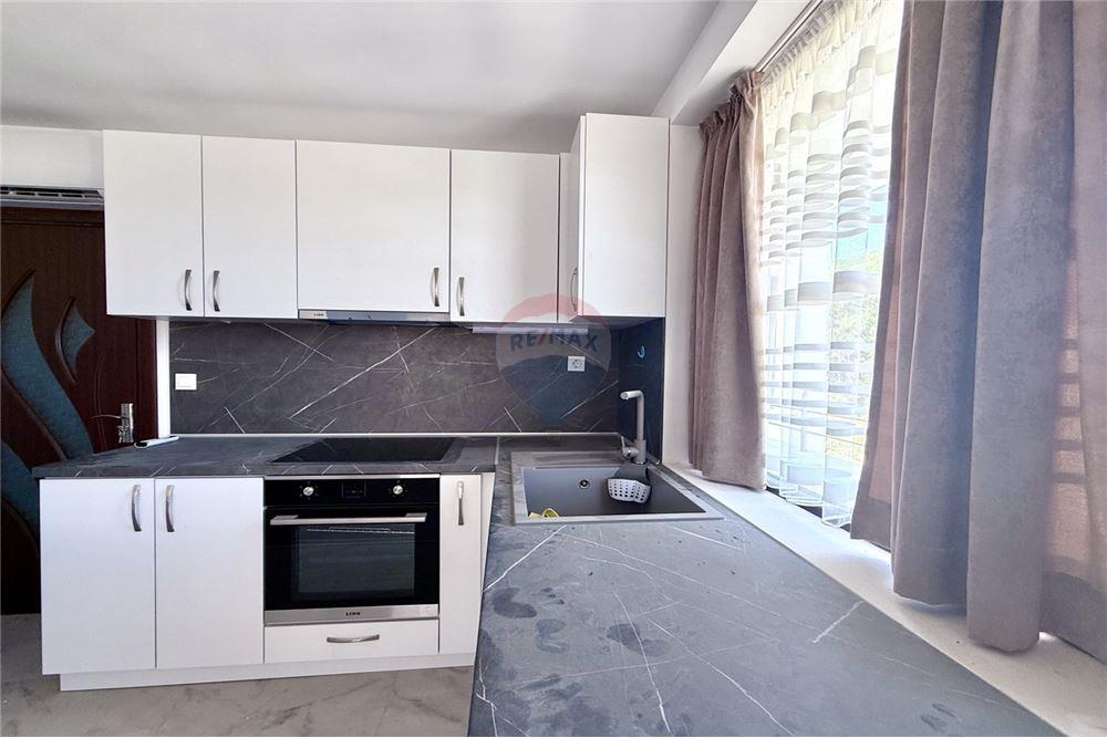 Апартамент - За продажба - гр. Варна, Област Варна, България - Слънчева всекидневна и трапезария с кухненски бокс с частична морска гледка и изход към обща открита панорамна тераса - Всекидневна/Трапезария - 360321025-247