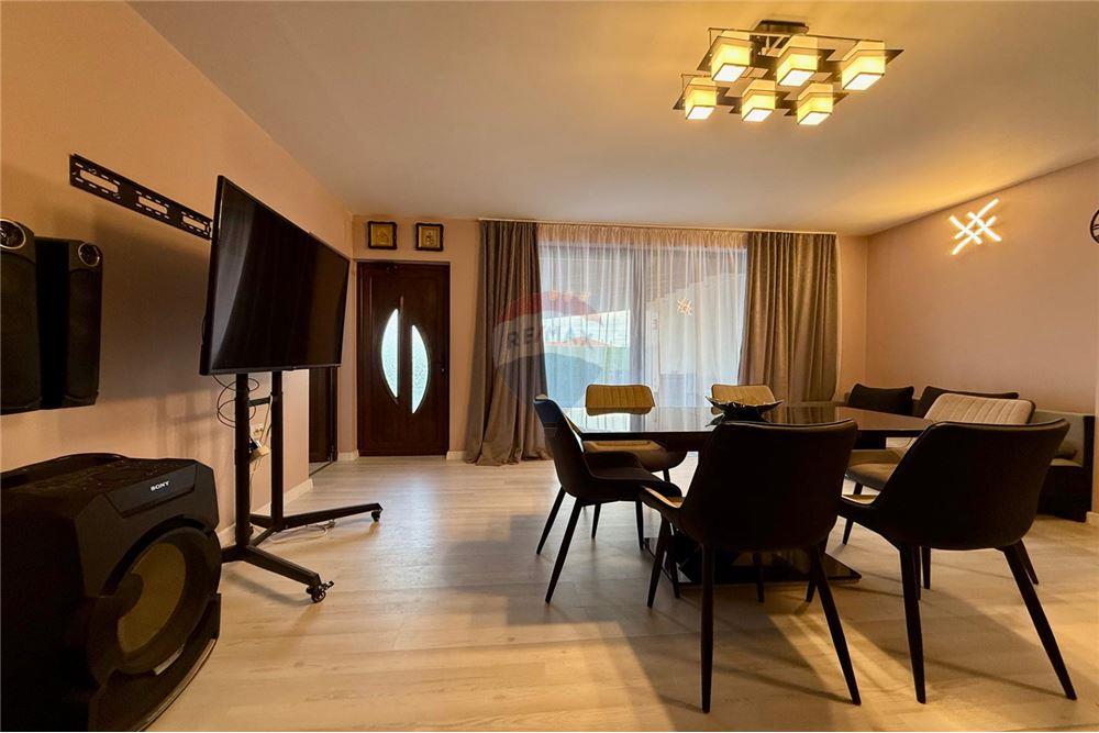 Градска къща - За продажба - гр. Балчик, Област Добрич, България - Просторна и модерно обзаведена и оборудвана всекидневна с  кухненски бокс и трапезария - Всекидневна/Трапезария - 360321025-245