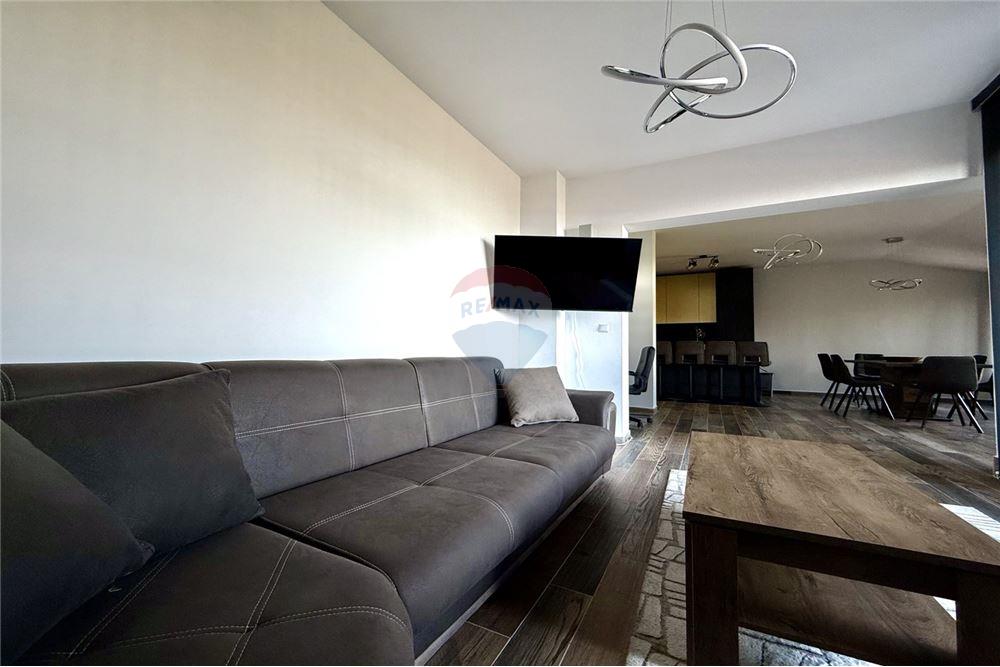 Апартамент - За продажба - гр. Балчик, Област Добрич, България - Просторна всекидневна с кухненски бокс и трапезария с излаз към открита тераса /изток/ с живописна панорамна гледка към морето и - Всекидневна/Трапезария - 360321025-234