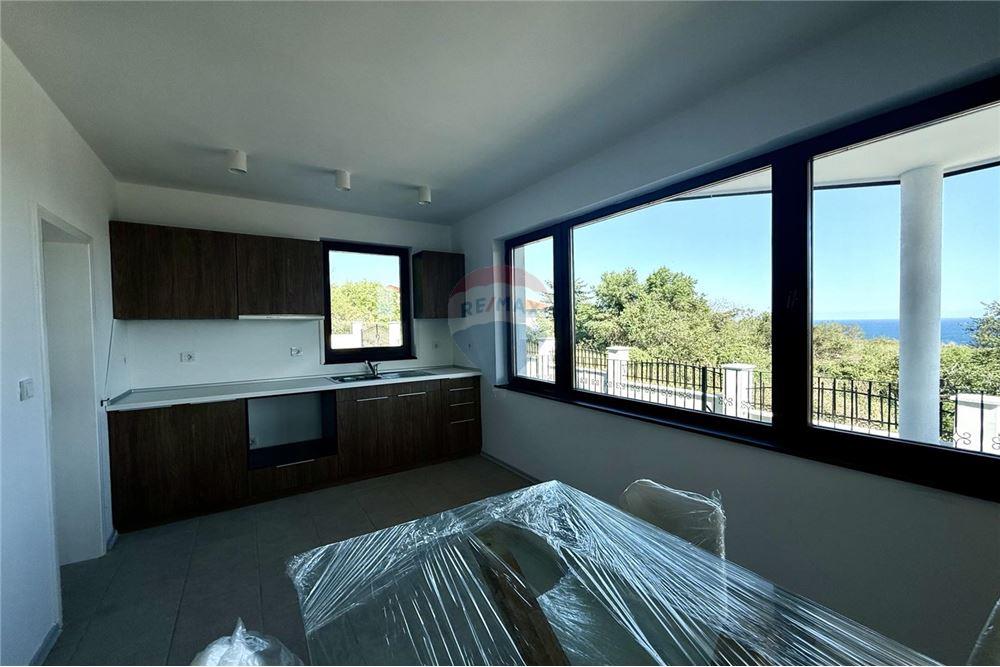 Вила - За продажба - гр. Балчик, Област Добрич, България - Просторна всекидневна и трапезария с кухненски бокс и камина с панорамна гледка към морето и изход към открита веранда/ етаж 1 - Всекидневна/Трапезария - 360321025-236