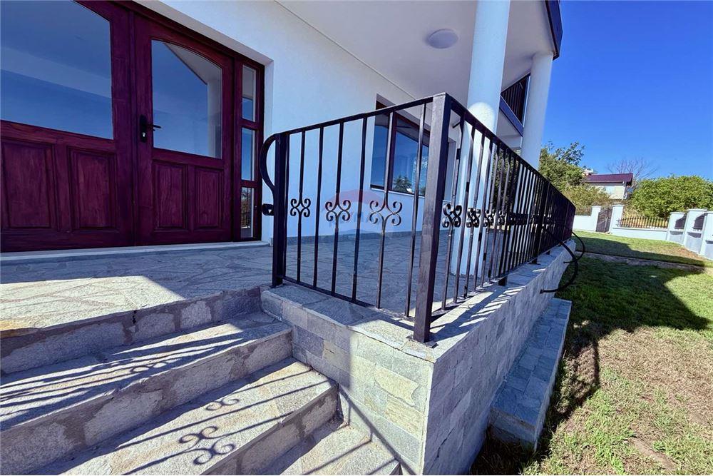 Вила - За продажба - гр. Балчик, Област Добрич, България - Просторна открита веранда с панорамна гледка към морето с достъп от всекидневна/ етаж 1 - Тераса - 360321025-236