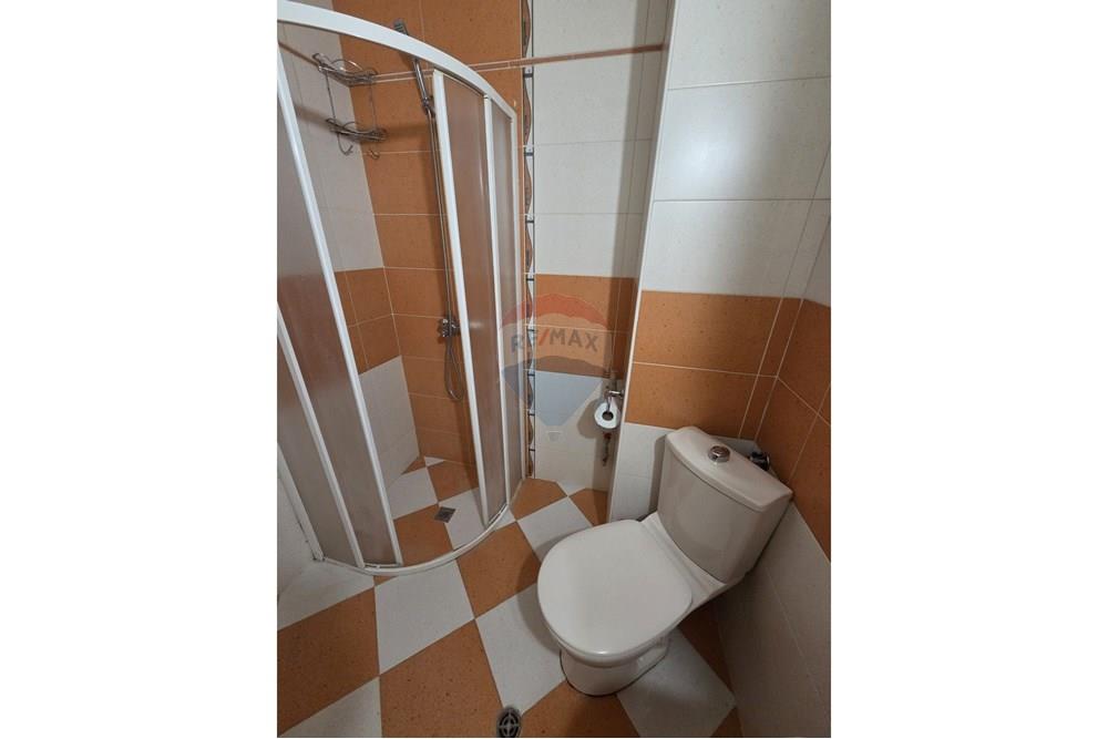 Апартамент - Под наем - гр. Варна, Област Варна, България - 8.jpg - Баня с душ кабина - 360511003-310