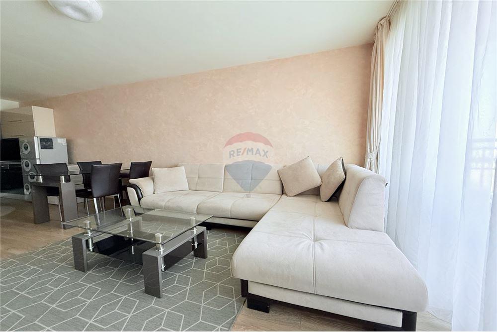 Апартамент - Под наем - к.к. Чайка, Област Варна, България - Просторна оборудвана всекидневна и трапезария с кухненски бокс и излаз към открита обща тераса с гледка към морето - Всекидневна/Трапезария - 360321025-242