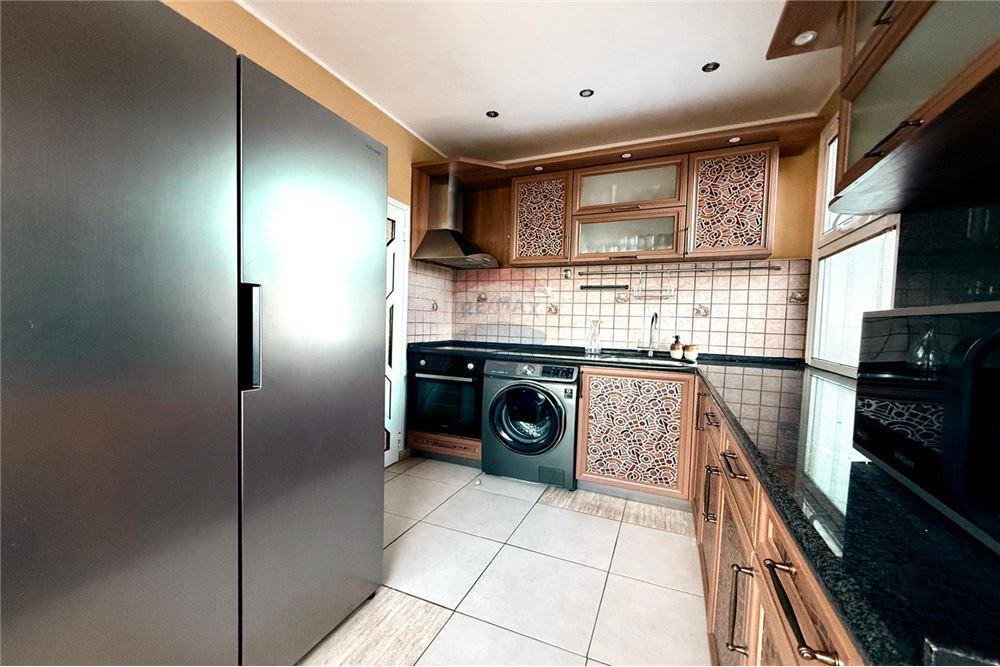 Апартамент - Под наем - гр. Варна, Област Варна, България - Функционално оборудвана кухня с изход към малка открита тераса - Кухня - 360321025-244