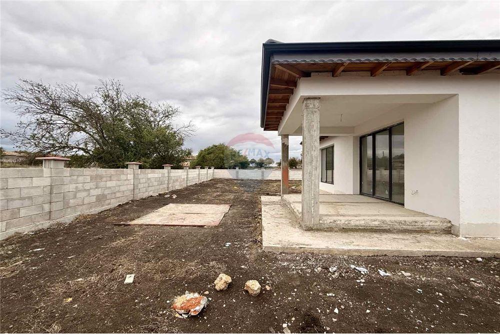 Селска къща - За продажба - с. Соколово, Област Добрич, България - Дворно място с потенциал да се изгради басейн, лятна кухня и беседка - Двор - 360321025-241