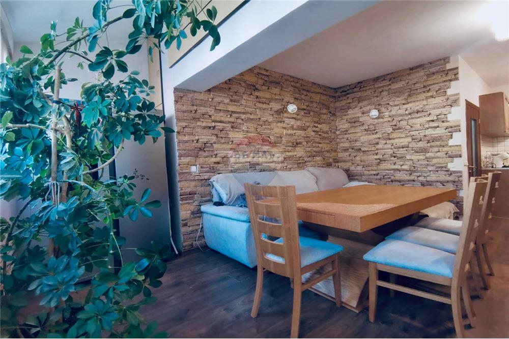 Апартамент - Под наем - гр. Варна, Област Варна, България - Слънчева всекидневна и трапезария с кухненски бокс  и изход към закрита оборудвана тераса /северозападна - Всекидневна/Трапезария - 360321025-248