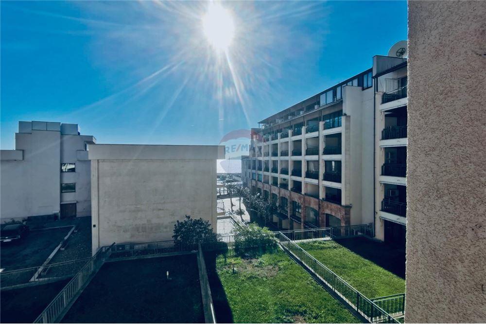 Апартамент - За продажба - гр. Балчик, Област Добрич, България - Открита просторна тераса с частична гледка към морето с  достъп от дневна - Тераса - 360321025-250