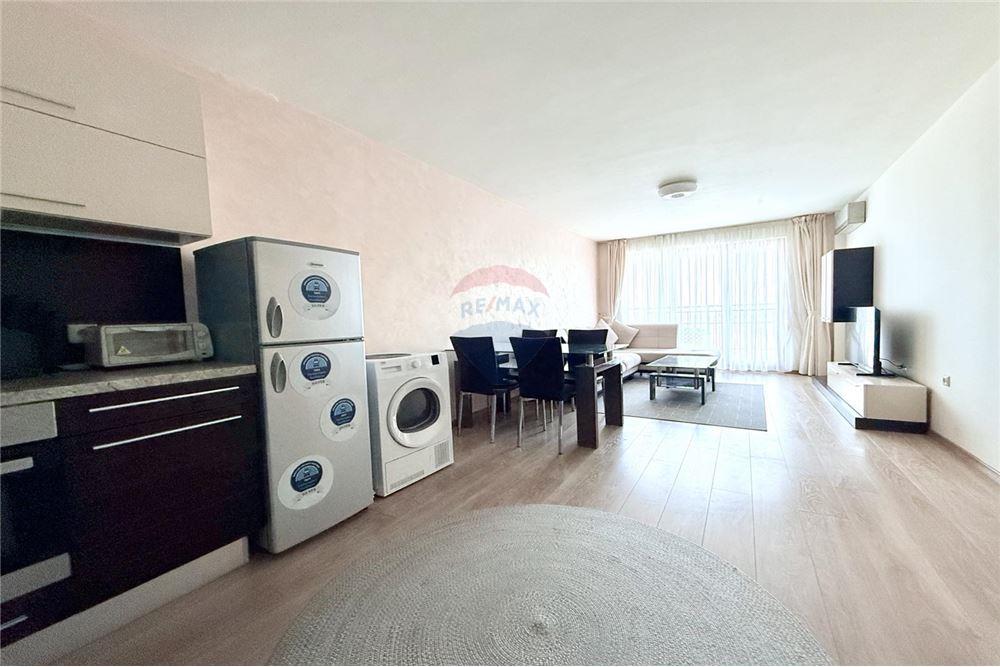 Апартамент - Под наем - к.к. Чайка, Област Варна, България - Просторна оборудвана всекидневна и трапезария с кухненски бокс и излаз към открита обща тераса с гледка към морето - Всекидневна/Трапезария - 360321025-242