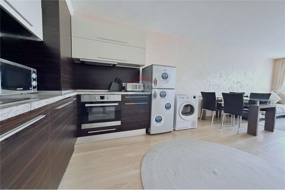 Апартамент - Под наем - к.к. Чайка, Област Варна, България - Просторна оборудвана всекидневна и трапезария с кухненски бокс и излаз към открита обща тераса с гледка към морето - Всекидневна/Трапезария - 360321025-242