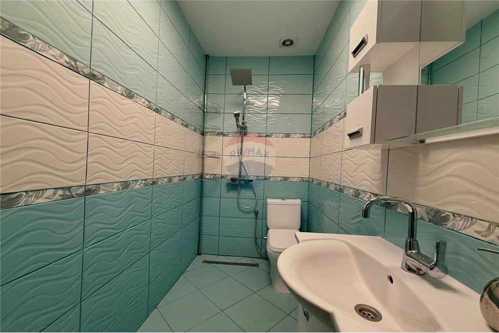 Градска къща - За продажба - гр. Балчик, Област Добрич, България - Баня и тоалетна в едно помещение към първата спалня - Баня - 360321025-245