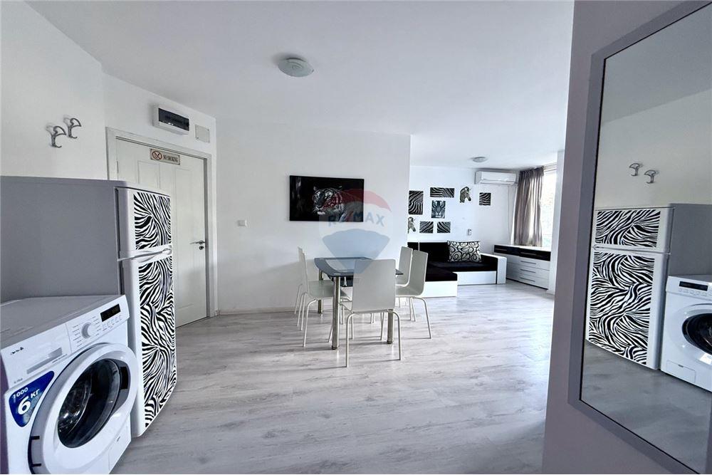 Апартамент - Под наем - гр. Балчик, Област Добрич, България - Просторна всекидневна с кухненски бокс и трапезария с изход към открита тераса - Всекидневна/Трапезария - 360321025-232