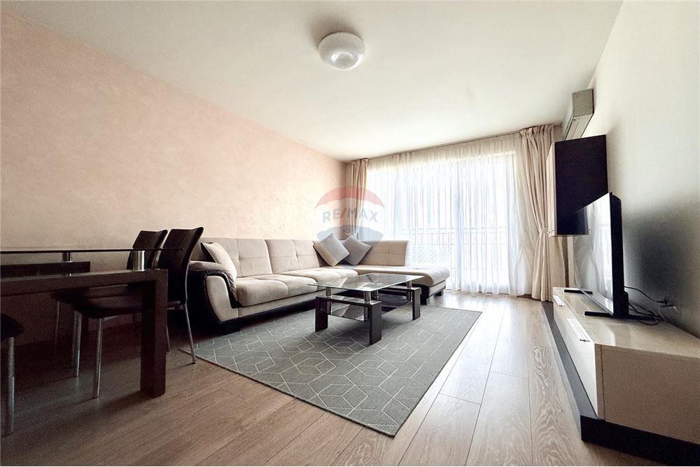 Апартамент - Под наем - к.к. Чайка, Област Варна, България - Просторна оборудвана всекидневна и трапезария с кухненски бокс и излаз към открита обща тераса с гледка към морето - Всекидневна/Трапезария - 360321025-242