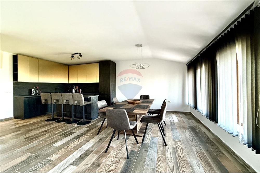 Апартамент - За продажба - гр. Балчик, Област Добрич, България - Просторна всекидневна с кухненски бокс и трапезария с излаз към открита тераса /изток/ с живописна панорамна гледка към морето и - Всекидневна/Трапезария - 360321025-234