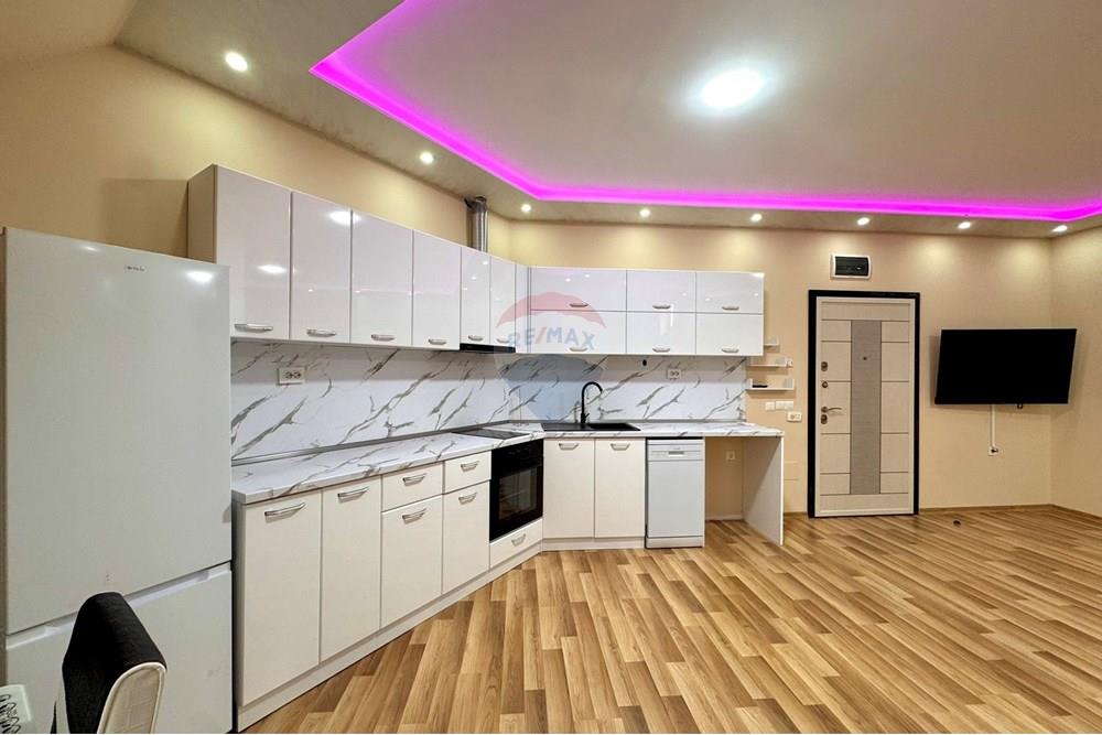 Апартамент - За продажба - гр. Русе, Област Русе, България - IMG_3693.JPEG - Кухня към всекидневната - 360451033-100