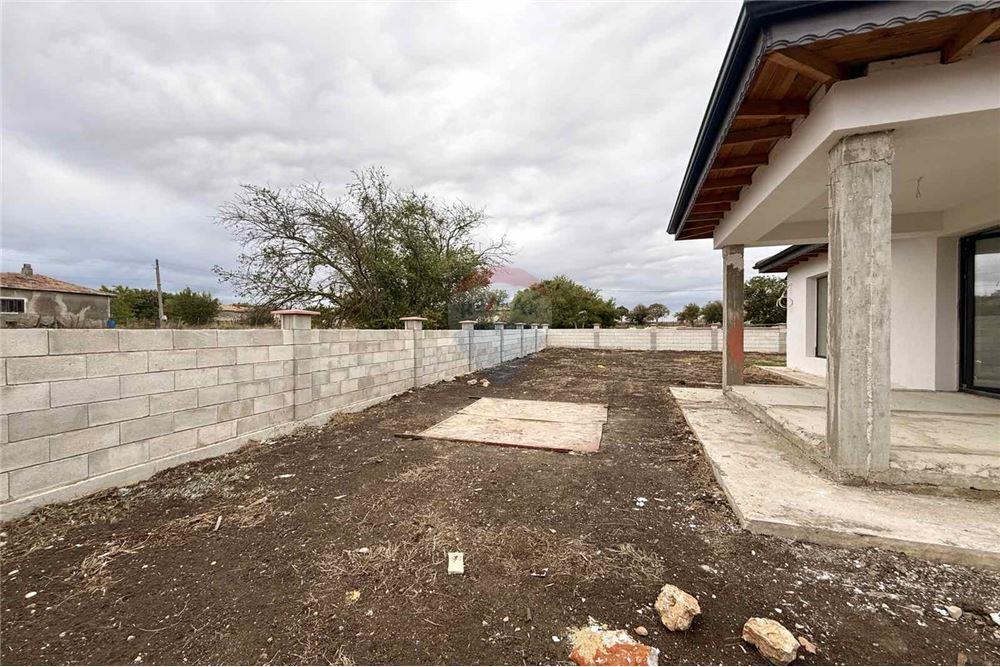 Селска къща - За продажба - с. Соколово, Област Добрич, България - Дворно място с потенциал да се изгради басейн, лятна кухня и беседка - Двор - 360321025-241