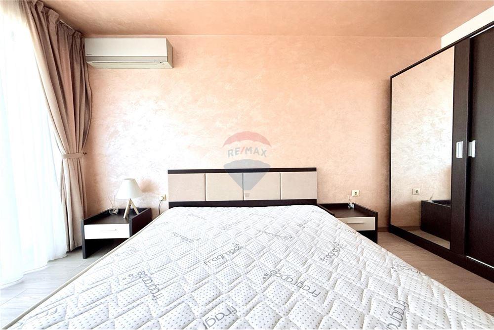 Апартамент - Под наем - к.к. Чайка, Област Варна, България - Уютна спалня с излаз към открита обща тераса с гледка към морето - Спалня - 360321025-242