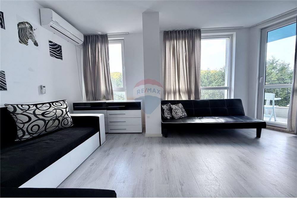 Апартамент - Под наем - гр. Балчик, Област Добрич, България - Просторна всекидневна с кухненски бокс и трапезария с изход към открита тераса - Всекидневна/Трапезария - 360321025-232