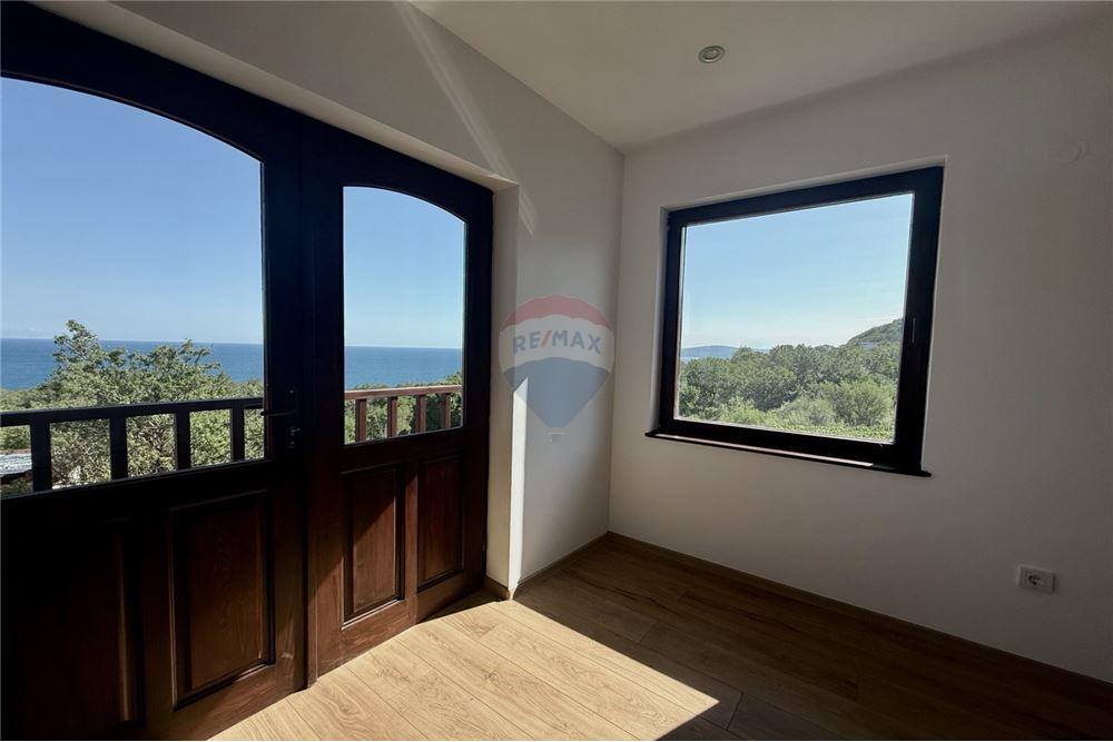 Вила - За продажба - гр. Балчик, Област Добрич, България - Трета спалня с баня с вана и тоалетна в едно помещение към нея и с изход към открита обща тераса с панорамна морска гледка/ етаж - Спалня - 360321025-236