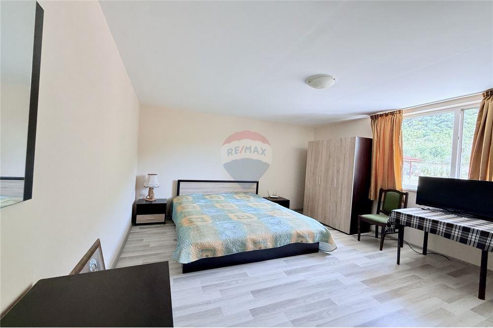 Имение - За продажба - с. Аспарухово, Област Варна, България - Първа спалня с баня и тоалетна в едно помещение към нея/ етаж 2 - Спалня - 360321025-228