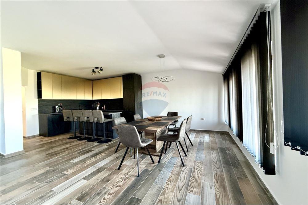 Апартамент - За продажба - гр. Балчик, Област Добрич, България - Просторна всекидневна с кухненски бокс и трапезария с излаз към открита тераса /изток/ с живописна панорамна гледка към морето и - Всекидневна/Трапезария - 360321025-234