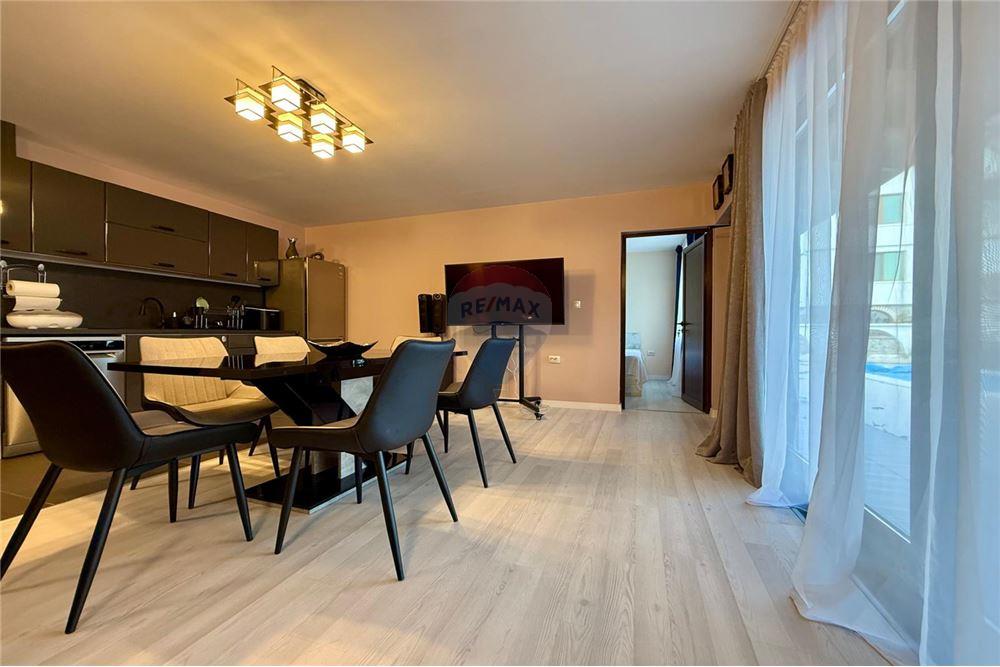 Градска къща - За продажба - гр. Балчик, Област Добрич, България - Просторна и модерно обзаведена и оборудвана всекидневна с  кухненски бокс и трапезария - Всекидневна/Трапезария - 360321025-245