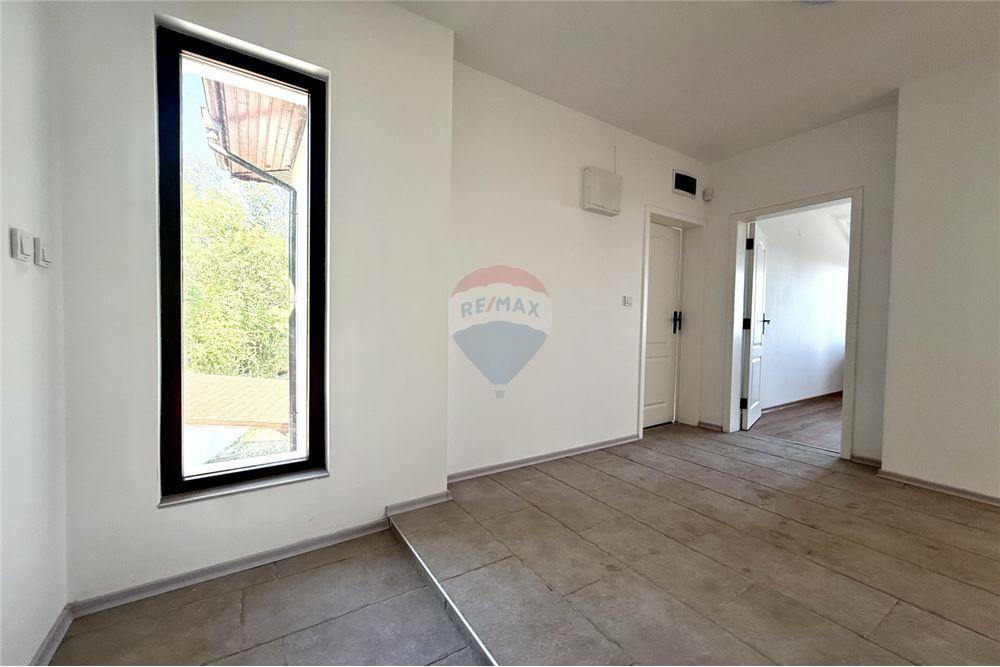 Вила - За продажба - гр. Балчик, Област Добрич, България - Просторен функционален коридор/ етаж 2 - Коридор - 360321025-236