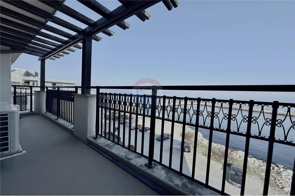 Апартамент - Под наем - к.к. Чайка, Област Варна, България - Открита тераса с гледка към морето и достъп от всекидневна и спалня - Тераса - 360321025-242