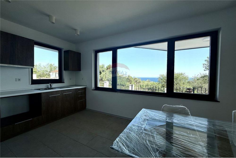 Вила - За продажба - гр. Балчик, Област Добрич, България - Просторна всекидневна и трапезария с кухненски бокс и камина с панорамна гледка към морето и изход към открита веранда/ етаж 1 - Всекидневна/Трапезария - 360321025-236