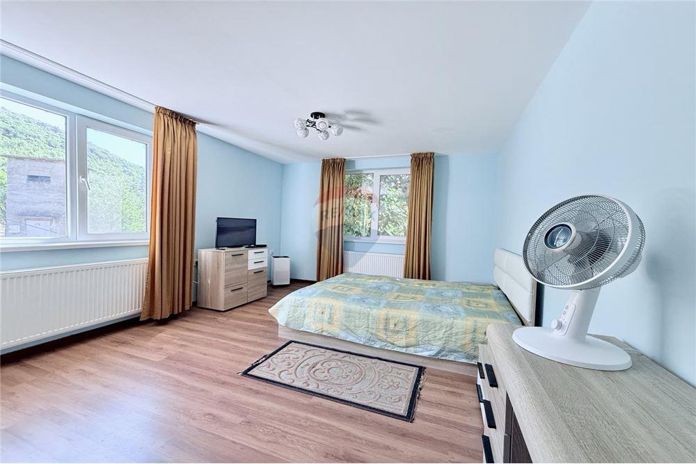 Имение - За продажба - с. Аспарухово, Област Варна, България - Седма спалня с баня и тоалетна в едно помещение към нея/ етаж 2 - Спалня - 360321025-228