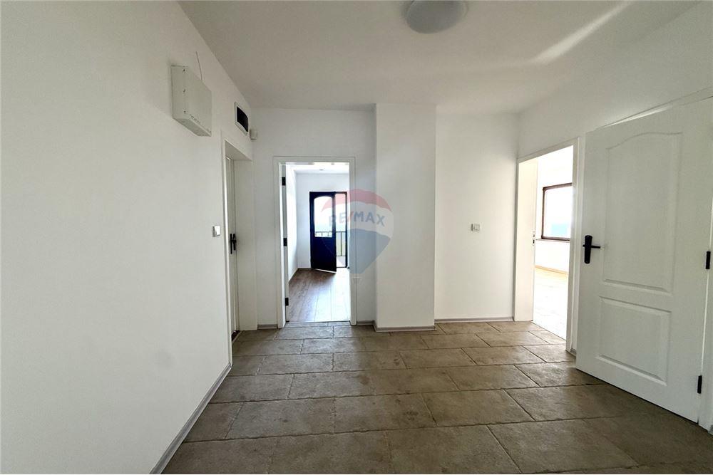 Вила - За продажба - гр. Балчик, Област Добрич, България - Просторен функционален коридор/ етаж 2 - Коридор - 360321025-236