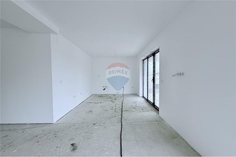 Селска къща - За продажба - с. Соколово, Област Добрич, България - Просторна и слънчева всекидневна със зонирани кухненски бокс и трапезария с изход към просторна открита веранда - Всекидневна/Трапезария - 360321025-241